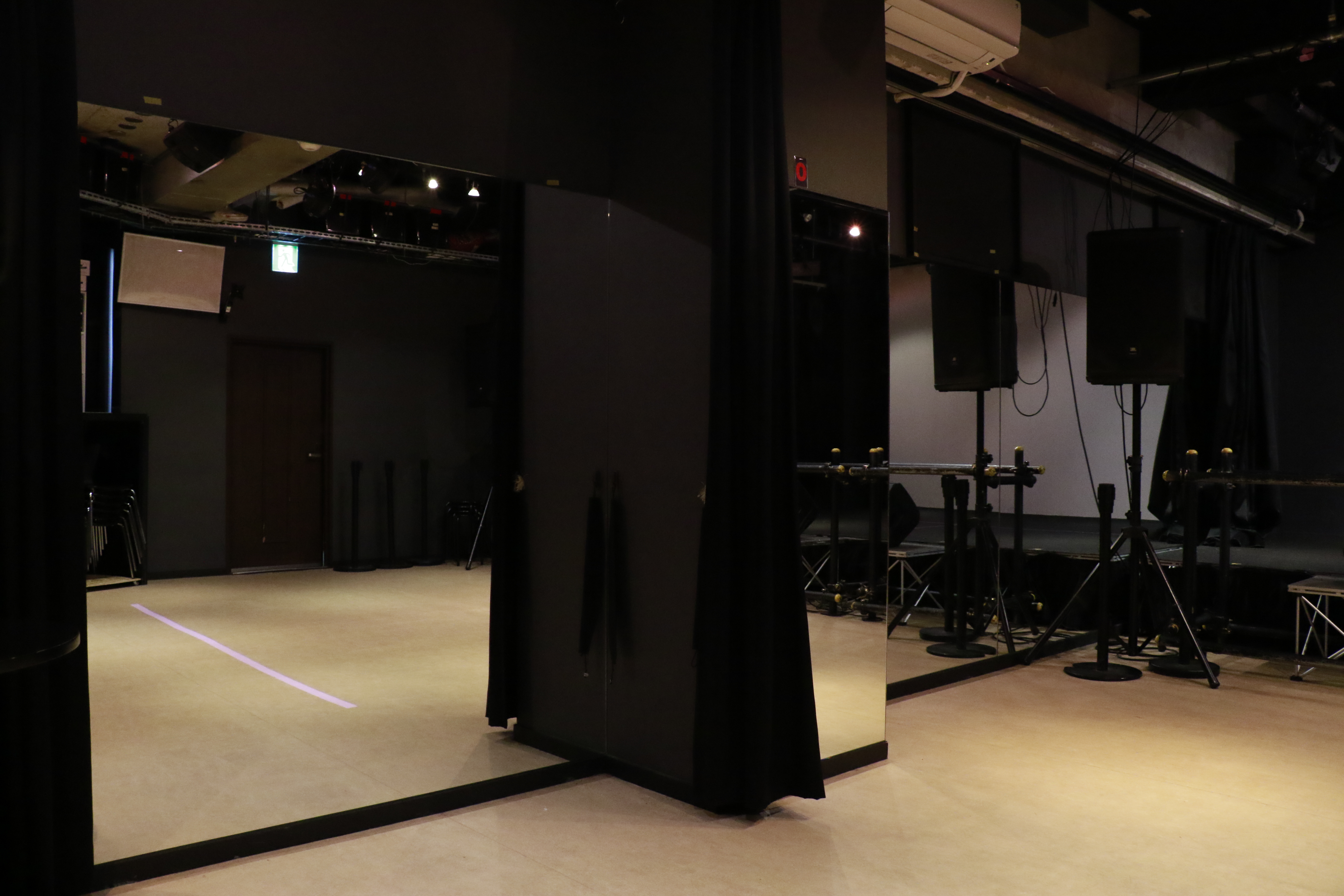 鏡張りスペースでレッスン