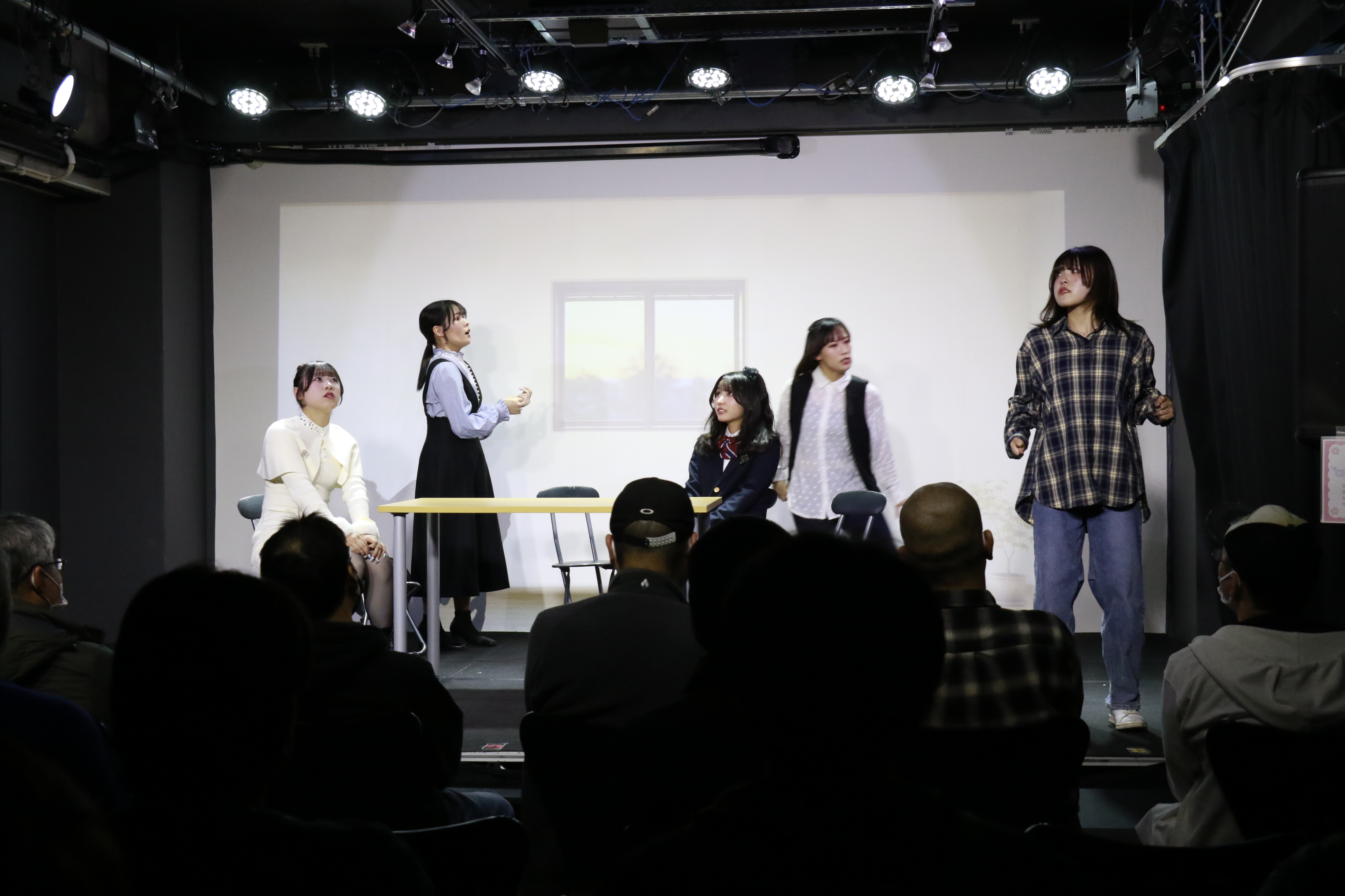 演劇舞台 - 背景に画像を投影